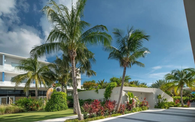 Spacious 1BR 1bth Apt w Rooftop Pool Near Beach