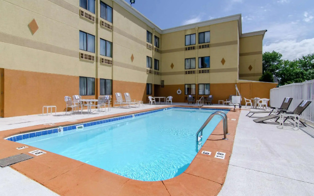 Quality Inn Merriam - Kansas City