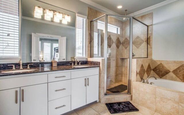 Gorgeous Oak Lawn Townhouse