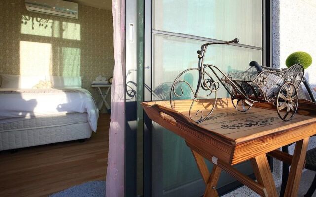 Textile Girl Romantic Homestay