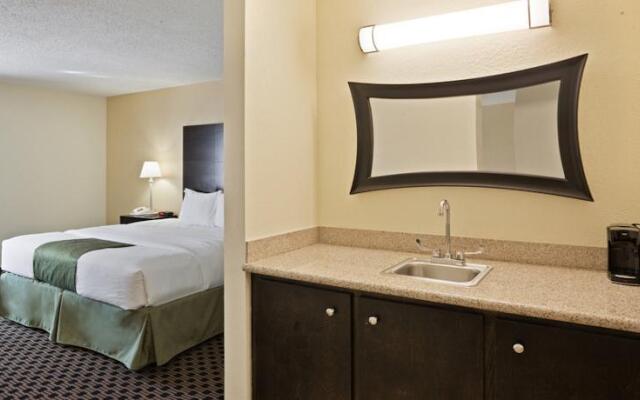 Holiday Inn Express Hotel & Suites Salina-I-70