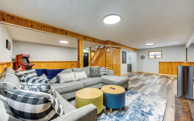 Lake & Pool Access: Poconos Retreat in Tobyhanna!