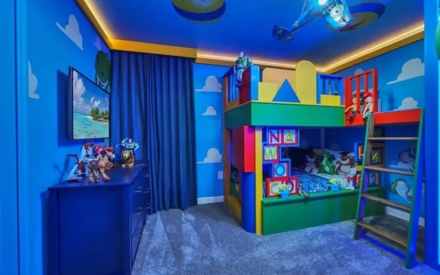 2940 Penel 9 Bedroom Home