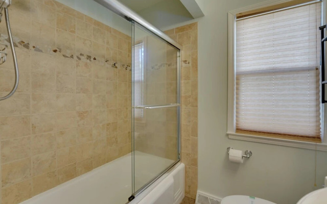 5 Mi to Downtown: Royal Oak Bungalow!