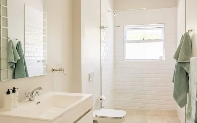 Elegant Apartment w Ocean Views Quenera Apartment