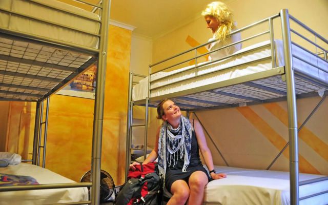Adelaide Travellers Inn - Hostel