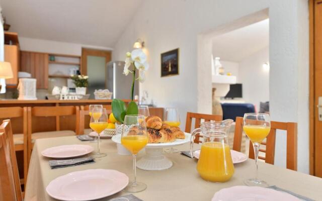 Beachfront Skoblar Holiday Home with Seaview
