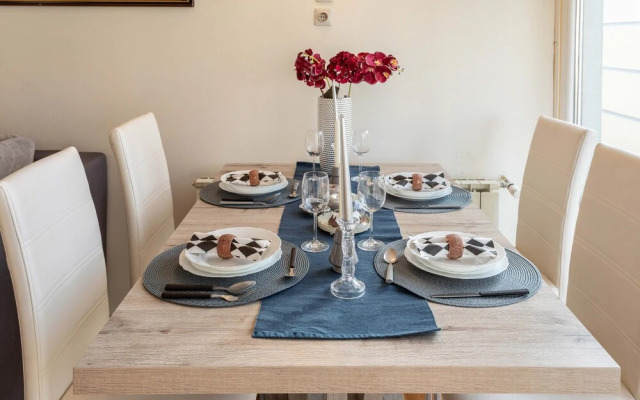 Cozy, Spacious & Sunny in Heart of City Center