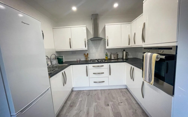 Captivating House in Aberdare Sleeps 6 Near Brecon