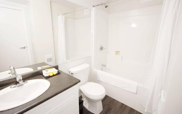 One Bedroom Suite With Patio Laundry and Parking
