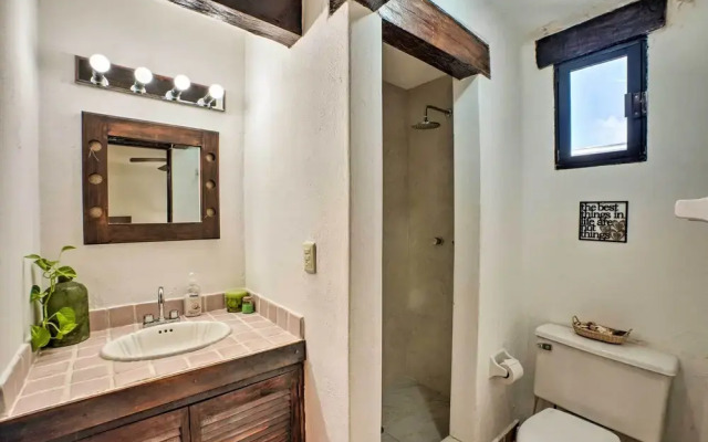 Updated Oceanside Townhome w/ Pool: Walk to Beach!