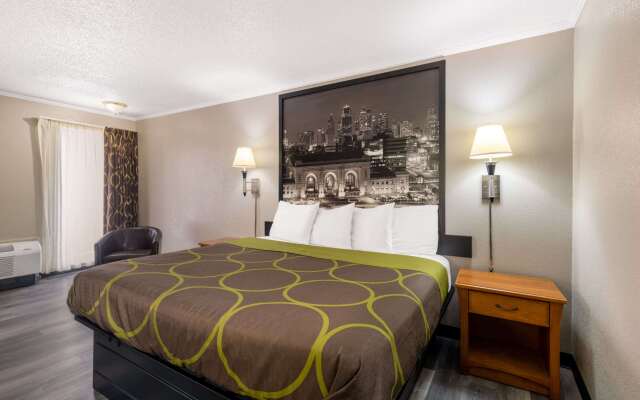 Super 8 by Wyndham Kansas City Airport North