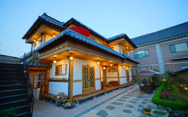 Jeonju Dwaejikkum Hanok