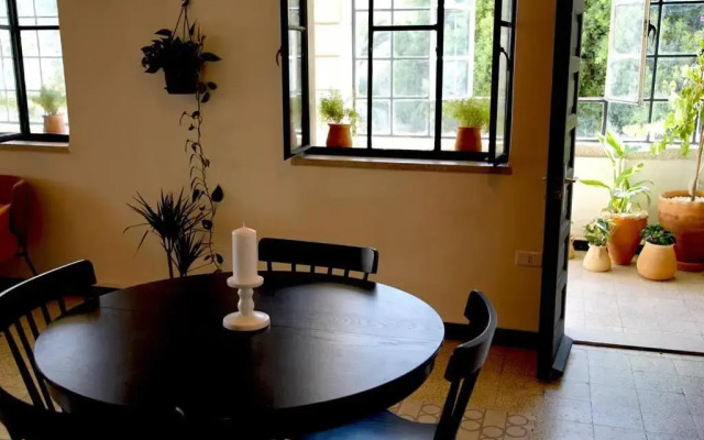 Inspiring 3Bed Unit with Sunny Balcony & Fireplace