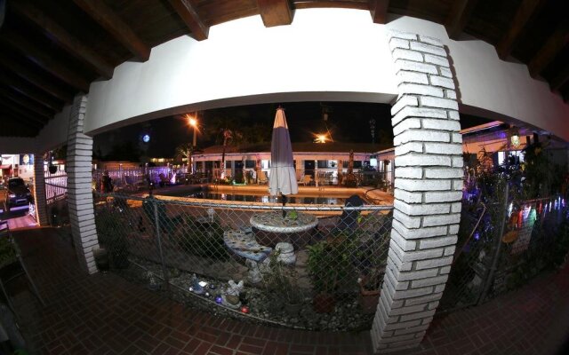 Hollywood Gardens Inn & Suites