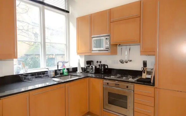 Modern 2 bed flat in historic building