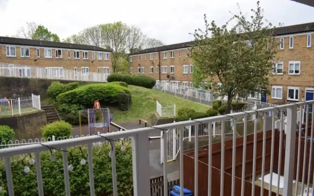 Spacious 2 Bedroom House With Balcony In Bermondsey