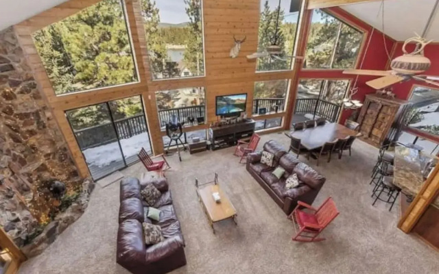 Charming Lakeside Retreat