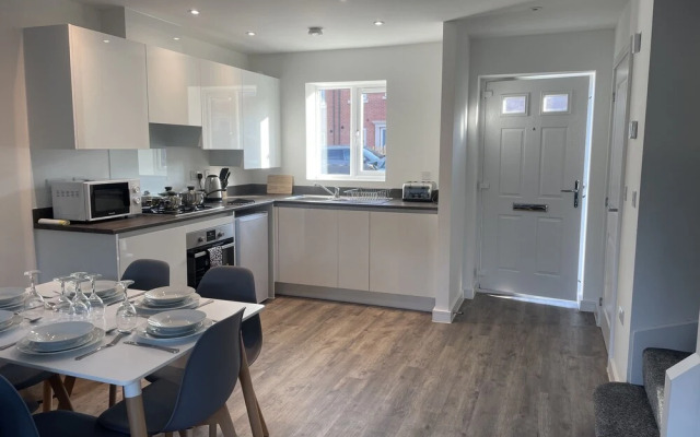 Beautiful 3-bed House in Derby With Parking