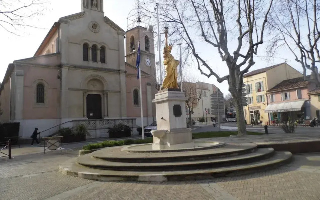 Apartment With 2 Bedrooms in Saint-cyr-sur-mer, With Pool Access, Furn