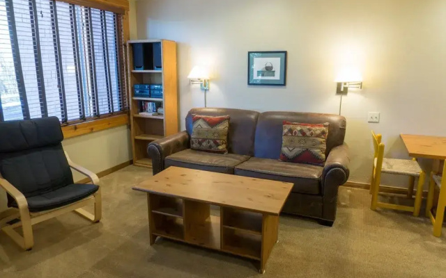 4033 Ski Trails