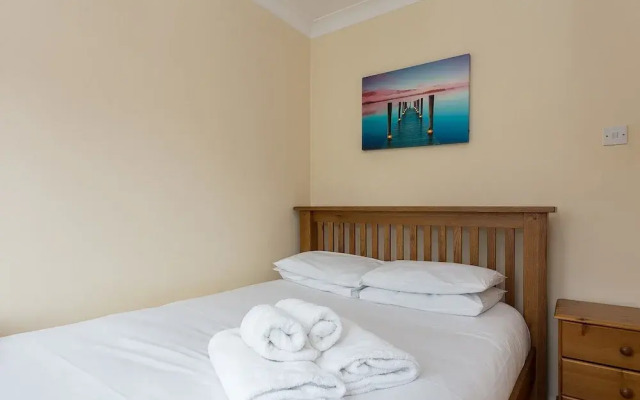 2 Bedroom House Near Wapping Station