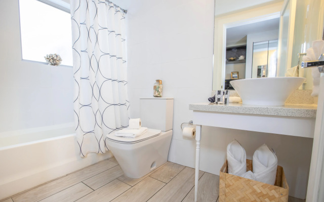 Waterside Hotel and Suites