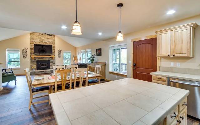 Cozy Ronald Retreat w/ Community Amenities!