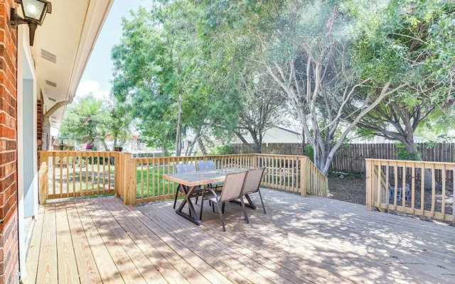 Walk to Beach: Galveston Getaway w/ Deck!