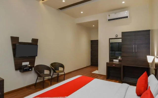 OYO 18912 Popular Hotel