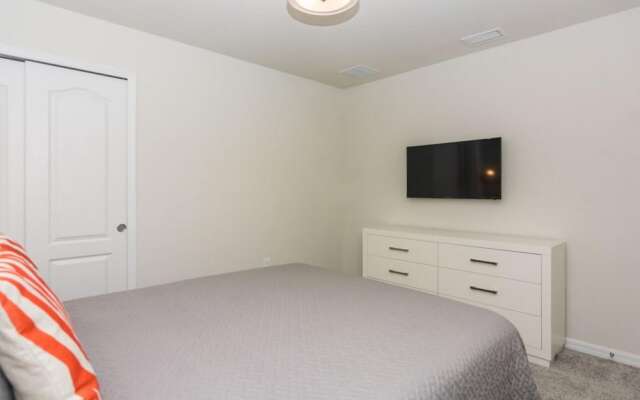 Beautiful Themed Vacation Home With Pool St5509