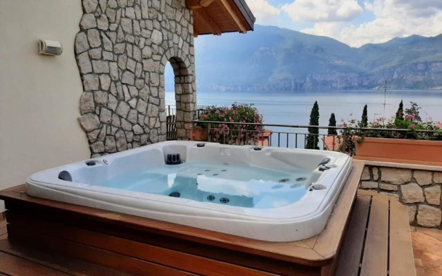 Appartamento DELUXE 1 con vasca idromassaggio vista Lago di Garda, riscaldata, privata e utilizzabile tutto l'anno