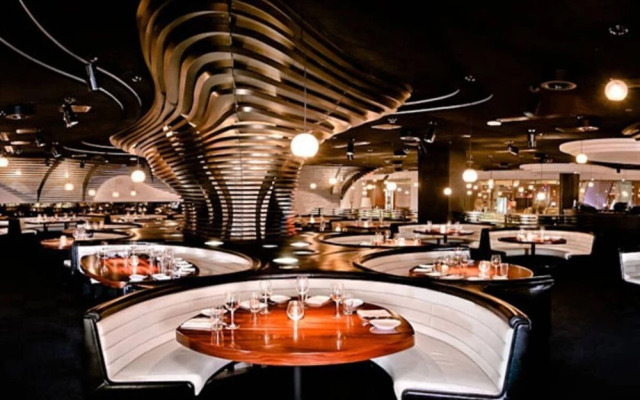 Executive Class, Downtown Luxury Condo @ Yorkville