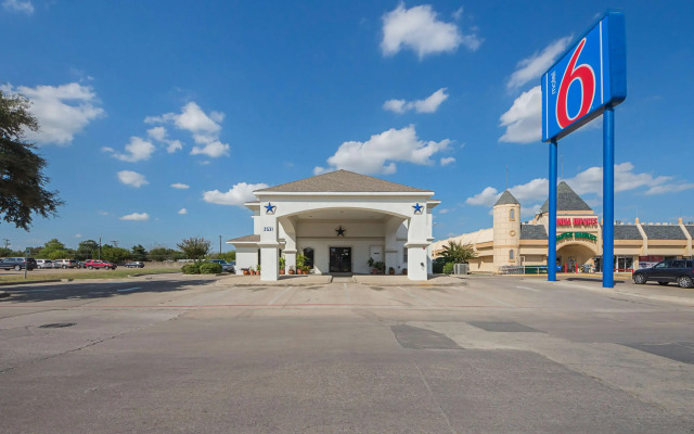 Motel 6 Dallas - Irving DFW Airport South