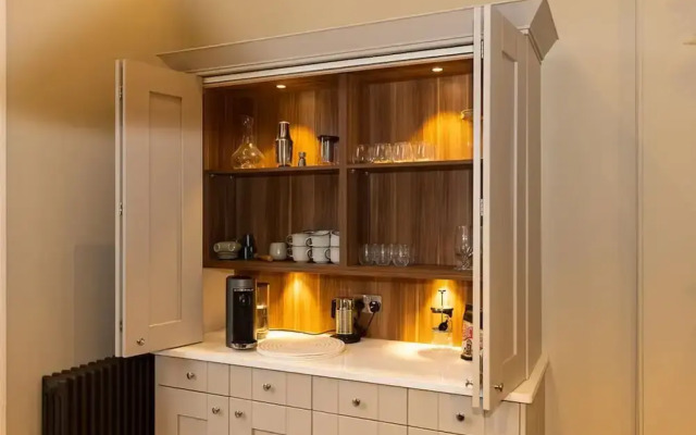 Beautiful Three Bedroom Georgian Home in Edinburgh