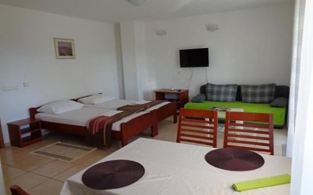 Vlado - 100 m from pebble beach - A3(2+2)