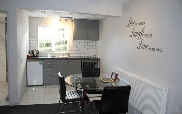 Birchwood Manor Motel