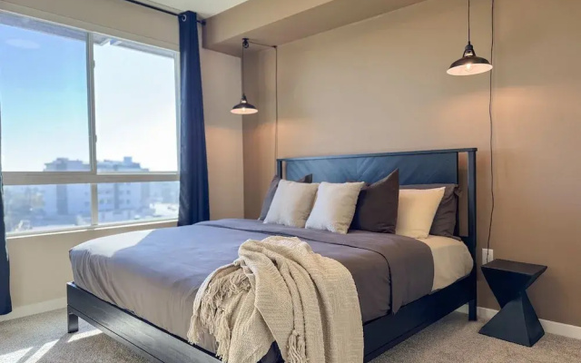 Stylish Getaway W Pool GYM Parking 10 Min to Cedar