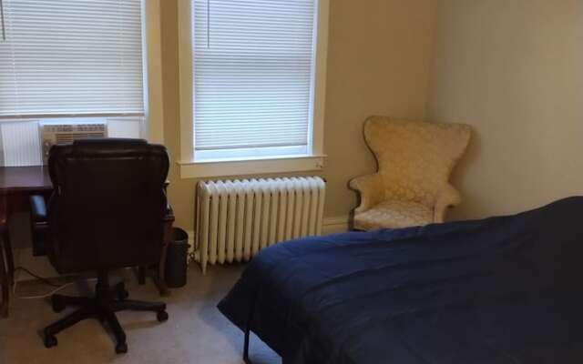 The Carew House Sleeps 10 Fenced 4BR Full Kitchen Steps2 YCP