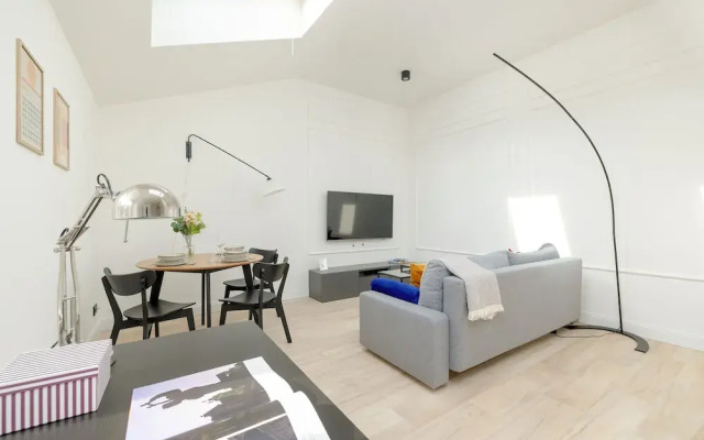 Bright Apartment Poznań by Renters