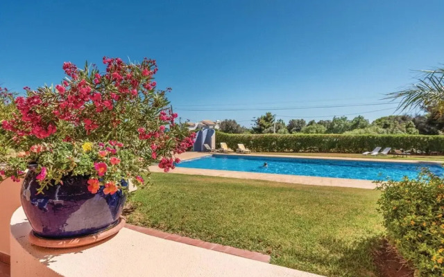 Beautiful Home in Lagoa With Wifi and 2 Bedrooms