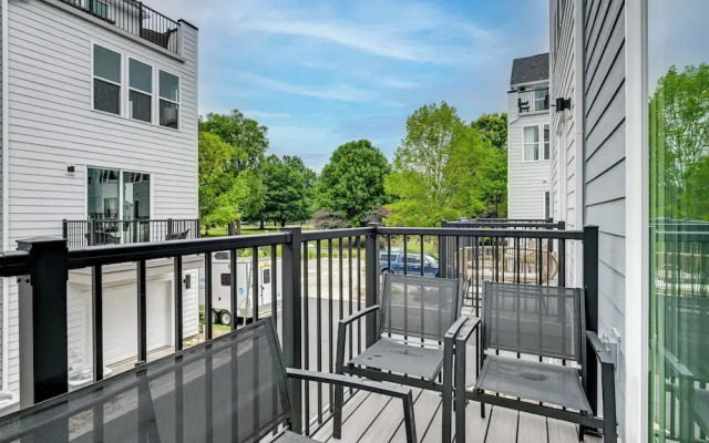 2 Mi to Uptown Charlotte: Family Townhome!