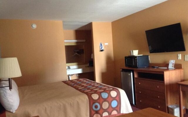 Econo Lodge Inn & Suites