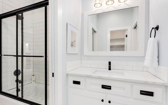 The Brownstone - 1 Block From Dtwn Square