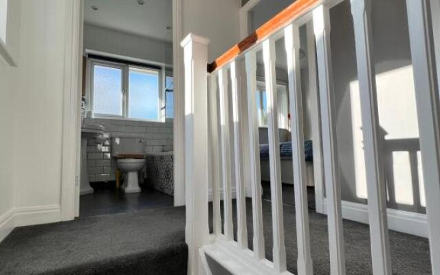 3 Bedroom house-close to Manchester airport-Free parking-private garden