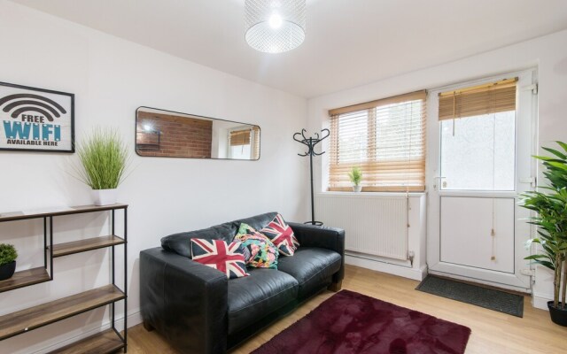 Modern Apartment With Private hot tub & Parking