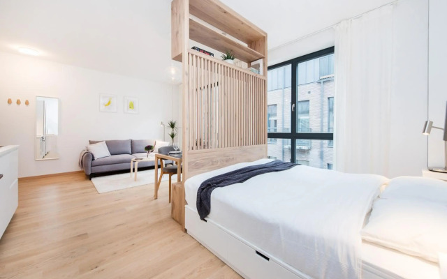 Newly Built, w-Balcony, easy Self check in, by Cohost