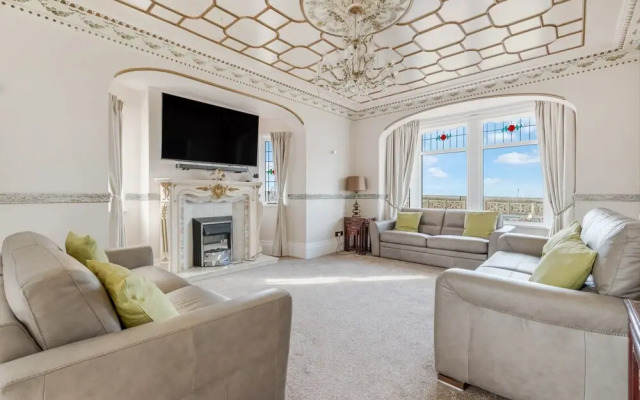 Queens Crest by Sasco Apartments