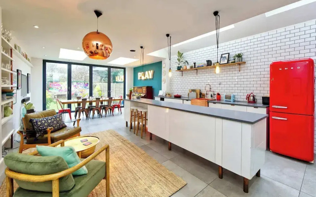 4 Bedroom House, Barnes