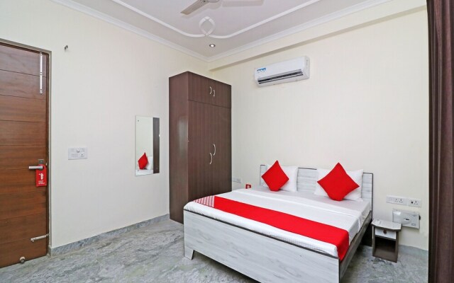 OYO 15736 Little Residency